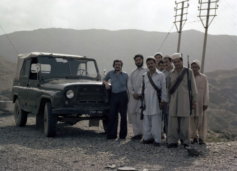 مع مجموعة من المجاهدين المرافقين في طريقـه إلى أفغانستان عبر ممر خيبر عام 1980